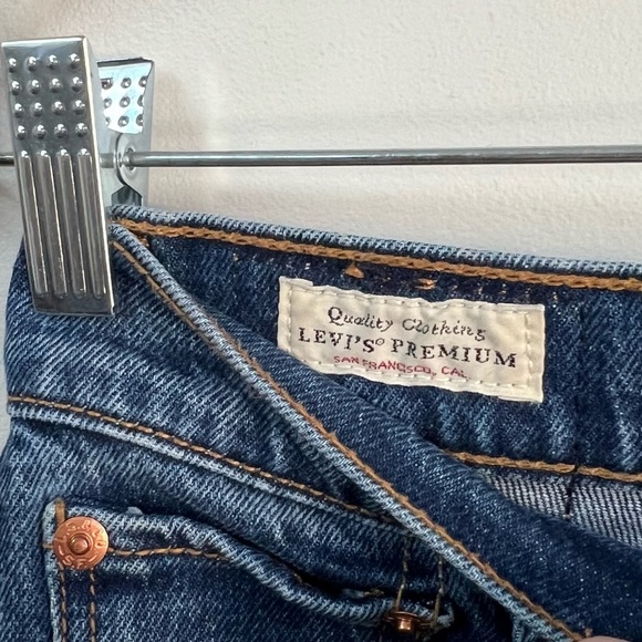 Levi’s Wedgie Straight Jeans in Medium Wash - Picture 9 of 16